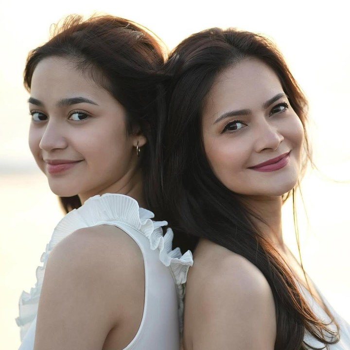 <p>Putri semata wayang presenter Cut Tary, Sydney Azkassya Yusuf sudah tumbuh menjadi perempuan yang cantik. Di usia yang sebentar lagi menginjak 18 tahun, Sydney memutuskan untuk mengikuti jejak sang Bunda, yakni terjun ke dunia hiburan. (Foto: Instagram @sydneyazkassya/ @cuttaryofficial)</p>