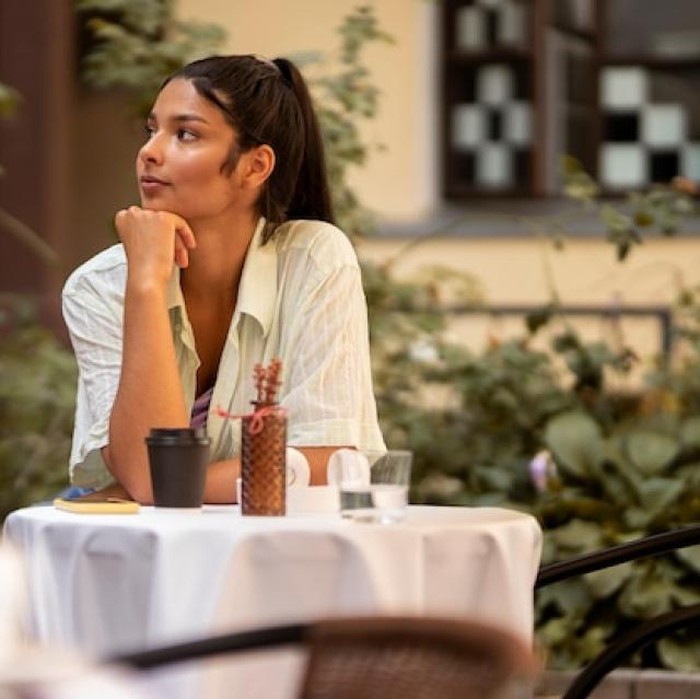 Tips pilih restoran mencakup pengalaman sejak pintu masuk, bukan hanya setelah makanan tersaji. Sambutan yang dingin membuat pelanggan merasa asing di tempat makan. Hal ini sering menjadi tanda bahwa pelayanan selanjutnya pun tidak akan ramah.