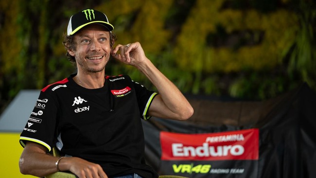 Pembalap motor legendaris, Valentino Rossi, akhirnya tiba di Sirkuit Mandalika dan menjajal lintasan yang telah menjadi tuan rumah MotoGP sejak 2022.