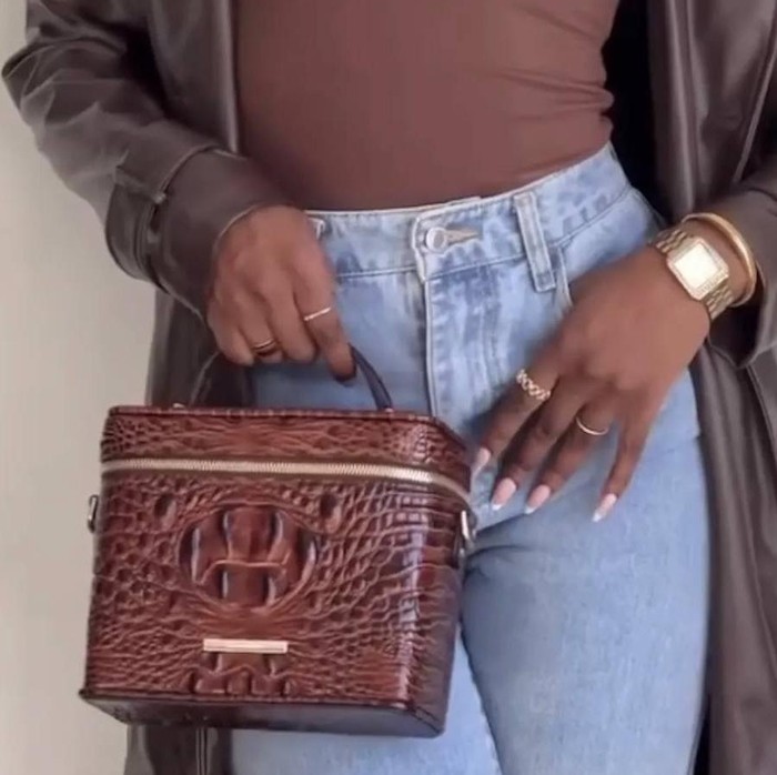 Di era sekarang, biasanya vanity case hanya sebagai pouch makeup yang hanya disimpan di tas saja. Uniknya, belakangan ini banyak orang menjadikan vanity case sebagai sebuah tren untuk fashion statement yang sekaligus dijadikan handbag.