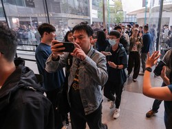 Warga Beijing Rela Ngantre Panjang Sambut iPhone 17