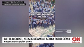 VIDEO: Batal Dicopot, Kepsek Disambut Sorak Sorai Siswa