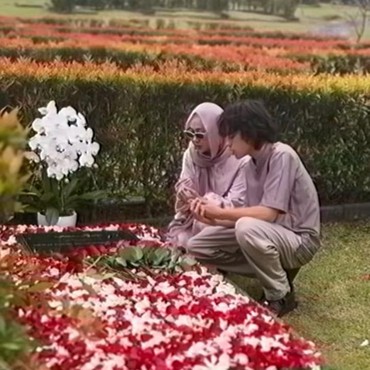 Ini 7 Momen Haru BCL & Noah Rayakan Ultah Mendiang Ashraf Sinclair di Makam