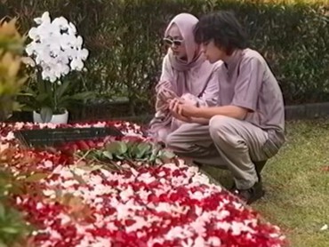 img-title Ini 7 Momen Haru BCL & Noah Rayakan Ultah Mendiang Ashraf Sinclair di Makam