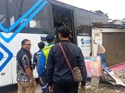 Kronologi TransJ Seruduk Mobil-Rumah di Cakung hingga 6 Orang Terluka