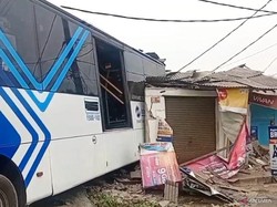 Kecelakaan TransJ di Cakung: Tabrak 4 Ruko, Seret Motor, Hantam Mobil
