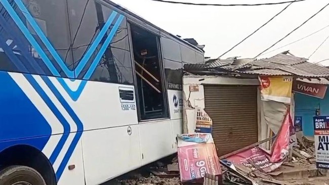 Sejumlah sepeda motor terseret oleh bus Transjakarta rute Pulo Gebang-Kampung Melayu sebelum menghantam empat rumah toko di Pulogebang, Cakung.
