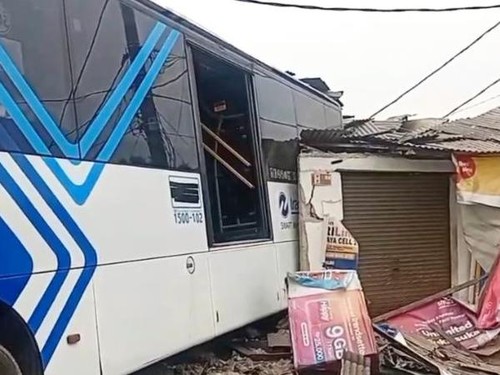 Bus Transjakarta Seret Motor Sebelum Hantam Empat Ruko di Pulogebang