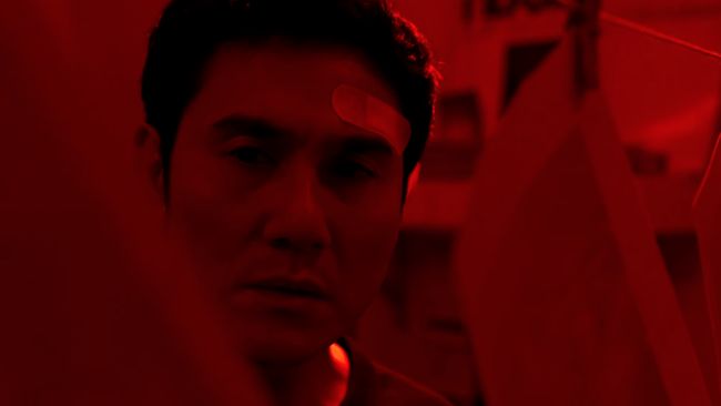 Trailer Shutter Indonesia menampilkan Vino G. Bastian diteror hantu yang muncul dalam begitu banyak jepretan fotonya.