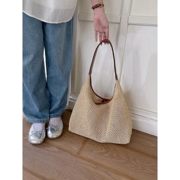 Get The Look Adiva Selsa. Pilihan outfitnya cocok untuk hangout santai ke cafe hingga piknik.