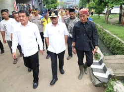 Tinjau Perumahan Rawan Banjir di Balaraja, Andra Soni Soroti Got Dibeton