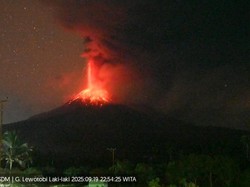 Gunung Lewotobi Laki-laki Meletus Dahsyat Malam Ini