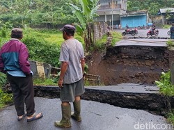 Diguyur Hujan Deras dan Banjir, Jembatan di Lumajang Ambruk