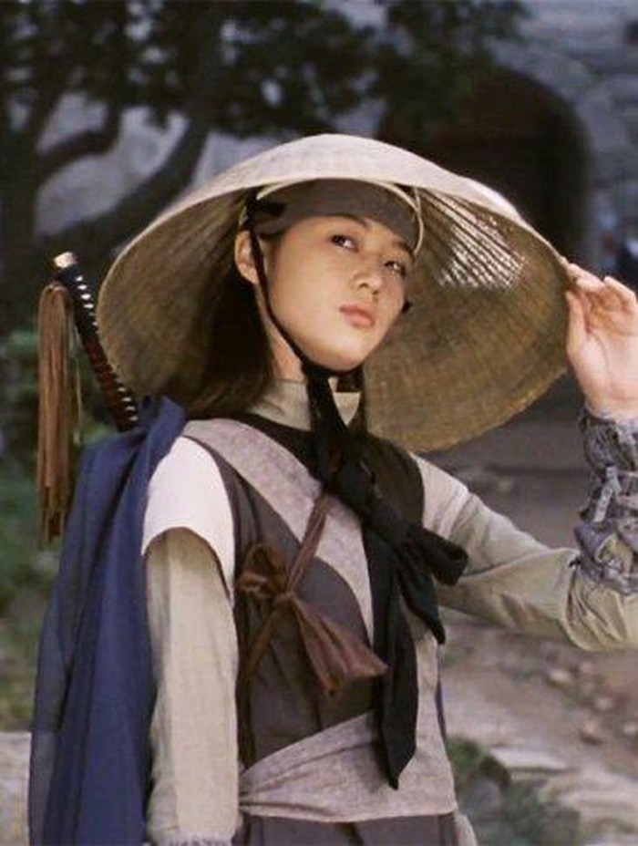 Jun Ji Hyun merupakan artis legendaris Korea Selatan dengan karier cemerlang sejak debut akting 1999 lewat White Valentine. Namanya melesat setelah membintangi My Sassy Girl (2001) sebagai gadis 
