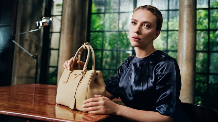 Scarlett Johansson tampil dalam kampanye Prada Galleria karya Yorgos Lanthimos. Hadirkan kisah pendek yang punya intrik dan misteri dalam nuansa surealis.