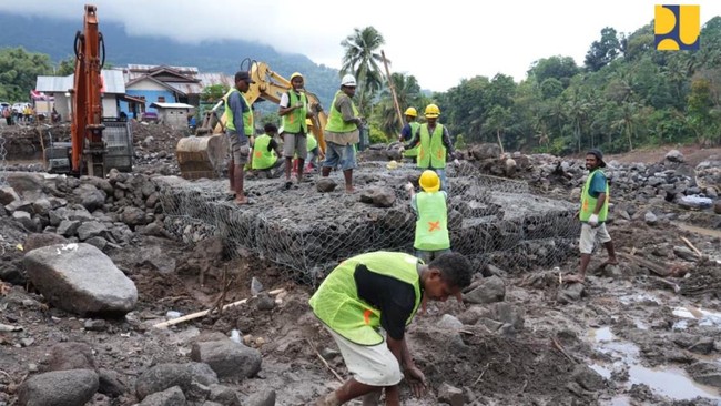 Perbaikan jalan dan jembatan menjadi prioritas KemenPU memulihkan infrastruktur pasca banjir yang melanda Kabupaten Nagekeo, Nusa Tenggara Timur (NTT).