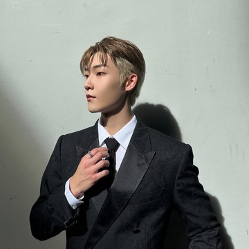 Momen Artis Korea Kevin Moon Angkat Banner Dukung Palestina di Konser THE BOYZ