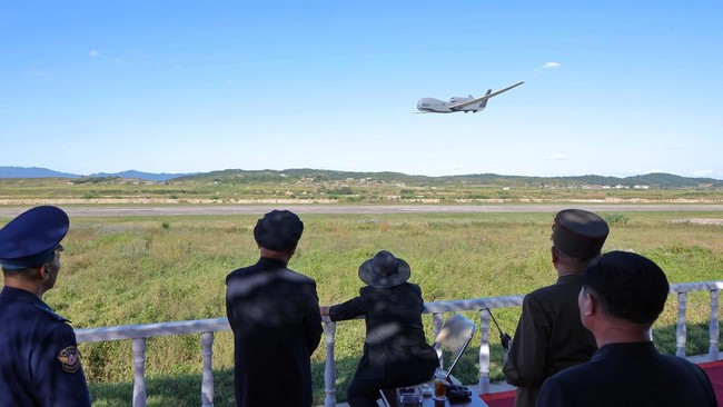 Kim Jong Un memerintahkan militer Korut kembangkan peralatan militer Korut seperti drone pakai AI.