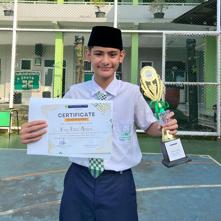 <p>Fairuz kembaii membagikan momen sang putra yang berhasil meraih juara 1 lomba Tahfidz di sekolahnya. Ia mengunggah foto King Faaz memegang sertifikat dan piagam di akun Instagram pribadinya.&nbsp;(Foto: Instagram @fairuzarafiq)</p>
