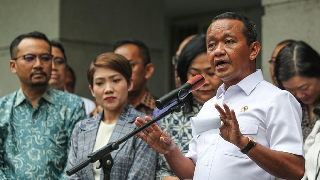 Bahlil Minta Pertamina Perbaiki Layanan-Mutu agar Tak Disalip Swasta Menteri ESDM Bahlil Lahadalia meminta Pertamina memperbaiki kualitas serta pelayanannya supaya tak disalip SPBU swasta.