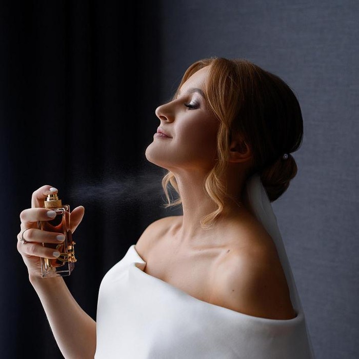 Menyemprotkan parfum dengan jarak yang tepat membantu butiran halusnya menyebar merata ke permukaan kulit maupun pakaian. Dengan cara ini, aroma parfum dapat bertahan lebih lama dan memberikan kesan wangi yang konsisten sepanjang hari.