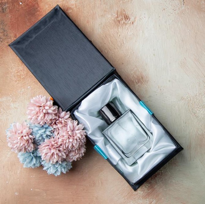 Menyimpan parfum dengan tepat, seperti di tempat sejuk dan terlindung dari cahaya matahari, dapat menjaga kualitas aromanya tetap segar. Dengan cara ini, wangi parfum akan lebih awet dan tidak cepat berubah menjadi aroma yang pudar atau berbeda.