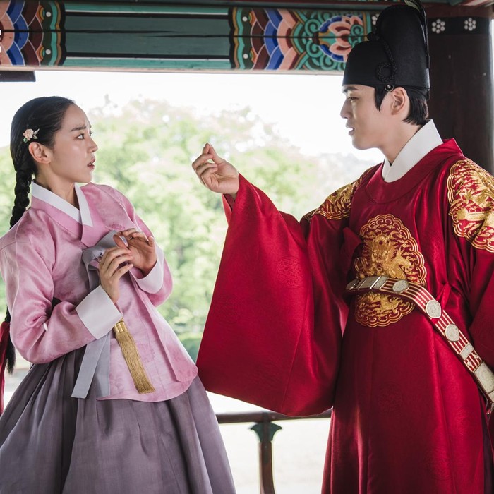 Mr. Queen merupakan salah satu drama komedi-romantis yang mengundang gelak tawa. Berbagai adegan penuh humor turut mewarnai drama ini.