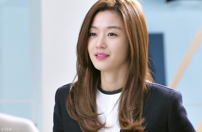 Pada 2013, Jun Ji Hyun kembali jadi sorotan lewat drama My Love From The Star. Ia memerankan Cheon Song Yi, aktris papan atas yang eksentrik dan sombong. Chemistry-nya dengan Kim Soo Hyun sukses besar dan mengangkat namanya makin tinggi./ Foto: SBS