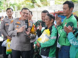 Jumat Peduli Bareng Ojol, Polres Jakut Beri Bantuan Sembako hingga Kesehatan