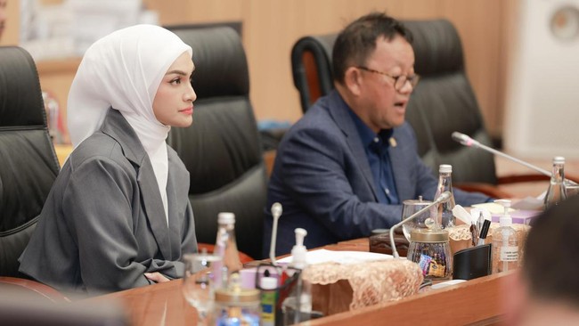 Wakil Ketua Komisi XII DPR Minta ESDM Perkuat Mitigasi Distribusi BBM Wakil Ketua Komisi XII DPR, Putri Zulkifli Hasan, tekankan pentingnya kebijakan ESDM untuk stabilitas BBM demi perekonomian dan kepercayaan masyarakat.