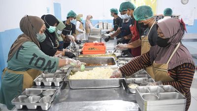 Petugas menyiapkan paket makanan bergizi gratis (MBG) di Satuan Pelayanan Pemenuhan Gizi (SPPG) Samarinda Ulu 2 di Samarinda, Kalimantan Timur, Rabu (27/8/2025). (ANTARA FOTO/M Risyal Hidayat)