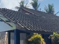 Ruang Kelas Roboh Diterjang Hujan, Siswa SD di Lombok Belajar di Gudang
