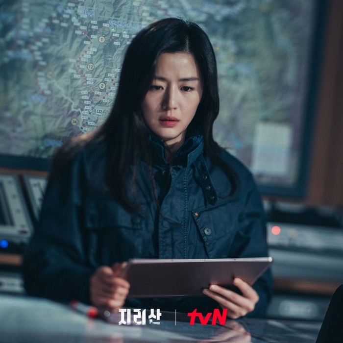 Setelah hiatus panjang, Jun Ji Hyun muncul di Kingdom 2 dan kembali mencuri perhatian lewat Jirisan (2021). Ia berperan sebagai Seo Yi Gang, penjaga hutan profesional. Penampilannya di sini menunjukkan sisi fresh dan baru./ Foto: tvN