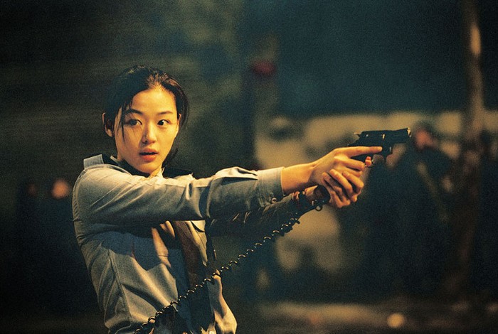 Setelah sukses besar, Jun Ji Hyun banjir tawaran film dan drama. Ia tampil sebagai Yeo Kyung Jin, perwira polisi muda di film Windstruck. Perannya ini makin mengukuhkan dirinya sebagai aktris berbakat dengan daya tarik yang kuat./ Foto: AsianWiki