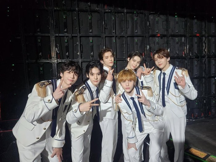 Sebelum diumumkan tampil di Reply High School, SMTR25 pertama kali diperkenalkan di konser SMTOWN LIVE 2025 di Seoul sebagai bagian dari perayaan 30 tahun SM Entertainment.