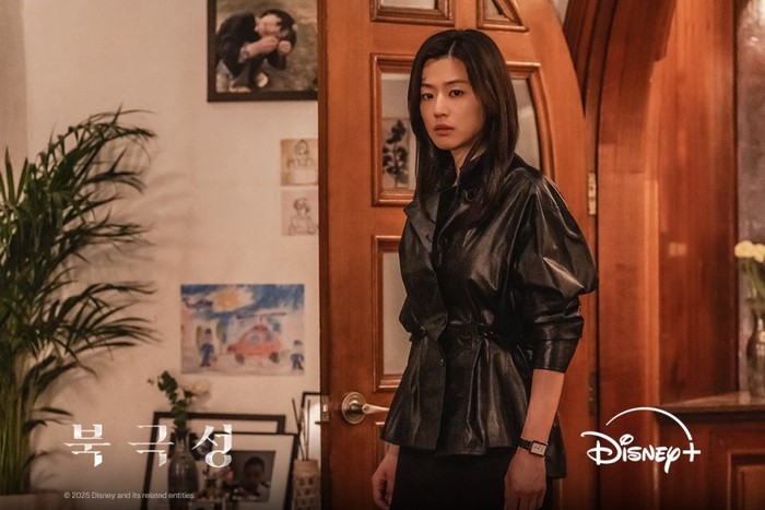 Tahun 2025, Jun Ji Hyun comeback lewat drama Tempest. Ia memerankan Seo Mun Ju, diplomat bijak, tegas, dan disegani. Drama ini jadi ajang kembalinya Jun Ji Hyun ke dunia K-Drama setelah 25 tahun berkarier gemilang./ Foto: Disney+