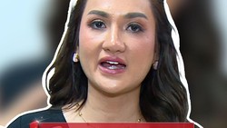 Video: Tengku Dewi Bawa Headphone untuk Meditasi di Mobil