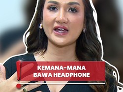 Video: Tengku Dewi Bawa Headphone untuk Meditasi di Mobil