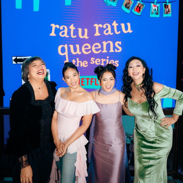 Keempat pemain Ratu Ratu Queens: The Series yakni Tika Panggabean, Happy Salma, Nirina Zubir, dan Happy Salma turut memiliki cerita menarik di balik penampilan mereka dalam serial tersebut.