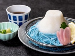 Unik! Udon Biru Bentuk Gunung Fuji yang Tampilannya Cantik