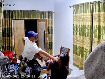img-title Sosok RD Eks Anggota DPRD Kab Pesawaran Terekam CCTV Ludahi Wartawan