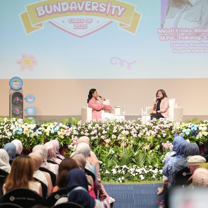 <p>Kelas kedua diisi oleh Psikolog dari Brawijaya Hospital Saharjo, Melati Friska Winafarisa, M.Psi., Psikolog, C.NNLP. Dengan tema <em>Pause Dulu, Beri Sejenak Waktu Buat Bunda Rehat</em>, Melati menjelaskan bahwa me time sangat penting agar Bunda dapat lebih tenang dan sabar menghadapi banyak hal dalam kehidupan rumah tangga. Tak hanya itu, ia pun turut membagikan tips me time sederhana untuk para Bunda. "Lima menit minum teh hangat, streching ringan, membaca buku, dan mendengarkan musik. Yang penting itu adalah sadar, hadir, dan bernapas," jelasnya. (Foto: Ivan Putra Darmawan)</p>