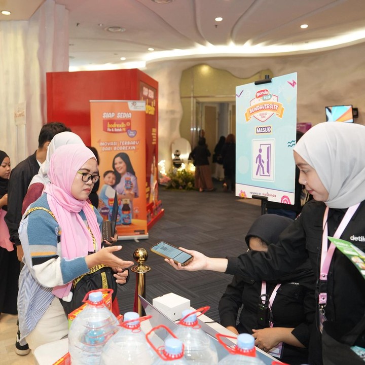 <p>Rangkaian Bundaversity, yakni Bundaversity Class of 2025 hari pertama telah selesai digelar pada Sabtu (20/9/25), di Ice Palace Hall, Lotte Mall, Jakarta Selatan. Para Bunda dari komunitas HaiBunda Squad mulai berdatangan ke lokasi sejak pukul 10.00 WIB. Sebelum mengikuti jalannya talkshow dengan pakar, Bunda yang datang melakukan registrasi dan mencoba berbagai aktivitas, seperti mengabadikan momen di&nbsp;<em>photobooth</em> HaiBunda.&nbsp; (Foto: Ivan Putra Darmawan)</p>