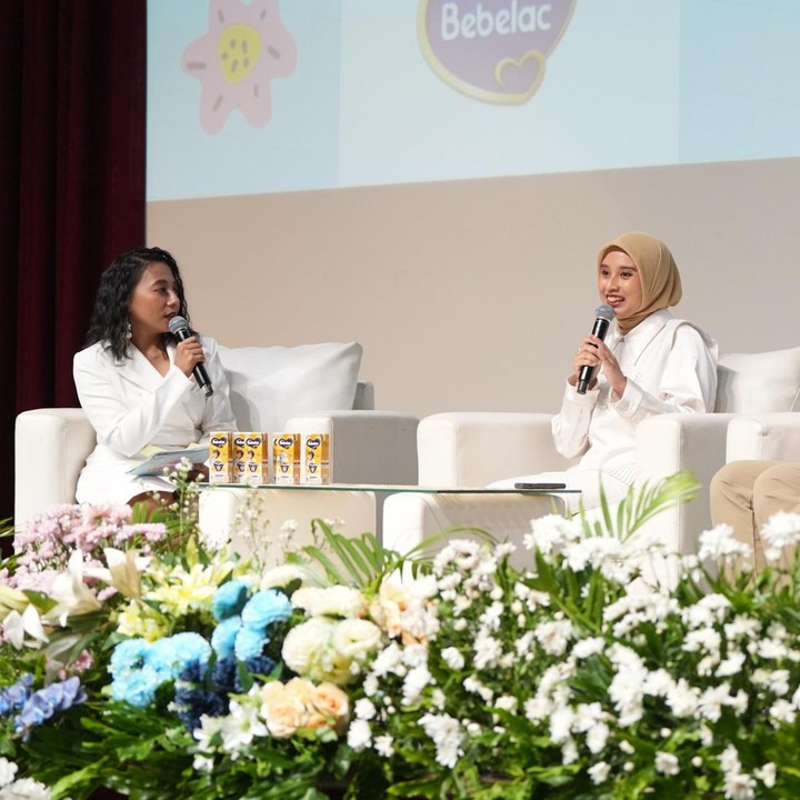 <p>Kelas kelima ditutup dengan tema <em>Anak NewGen Butuh Nutrisi Lebih</em> yang diisi oleh Dokter Spesialis Anak dr. Ian Suryadi Suteja M.Med Sc,Sp.A dan Momfluencer Shofi, Bunda dari Nala. Pada kesempatan itu, Ian menjelaskan perihal pentingnya nutrisi penuh untuk anak generasi masa kini. Ia pun turut membagikan aturan pemberian makan untuk anak. &ldquo;Bikin jadwal yang teratur, jadwal itu penting sekali, begitu tepatin jadwal, biasanya nafsu makannya meningkat. Perhatikan juga lingkungan sekitar saat anak makan seperti tidak ada distraksi, jangan memberikan makanan sebagai hadiah. Lalu, dorong anak untuk makan sendiri,&rdquo; jelasnya. (Foto: Ivan Putra Darmawan)</p>