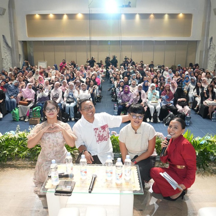 <p>Bundaversity di Bundafest 2025 hari pertama diawali dengan kelas bertema Cari Cuan Lewat Board Inspirasi Board Pinterest yang menghadirkan Sr Strategic Partner Manager Pinterest Widhi Asmoro dan Kdrama Content Creator Kana. Pada talkshow ini, Widhi mengatakan tentang cara memanfaatkan Pinterest sebagai ladang cuan. "Bener banget (dapat uang). Kalau selama ini Bunda menggunakan Pinterest untuk mencari inspirasi, sekarang konten yang diupload itu juga bisa masukkin link afiliasi," ujar Widhi. (Foto: Ivan Putra Darmawan)</p>