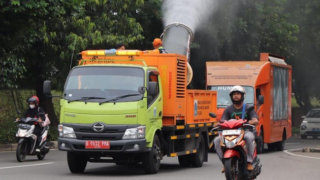 DLH DKI Jakarta terus tangani polusi udara dengan penyemprotan water mist di jalur padat, dukung kesadaran masyarakat akan lingkungan.