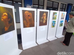 Lulus Cumlaude, Mahasiswi Difabel Purwokerto Rayakan Lewat Pameran Lukisan