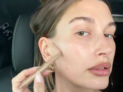 Viral Makeup Hack ala Hailey Bieber, Pakai Lip Liner Untuk Kontur Wajah