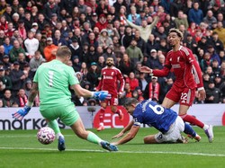 Liverpool Kalahkan Everton 2-1