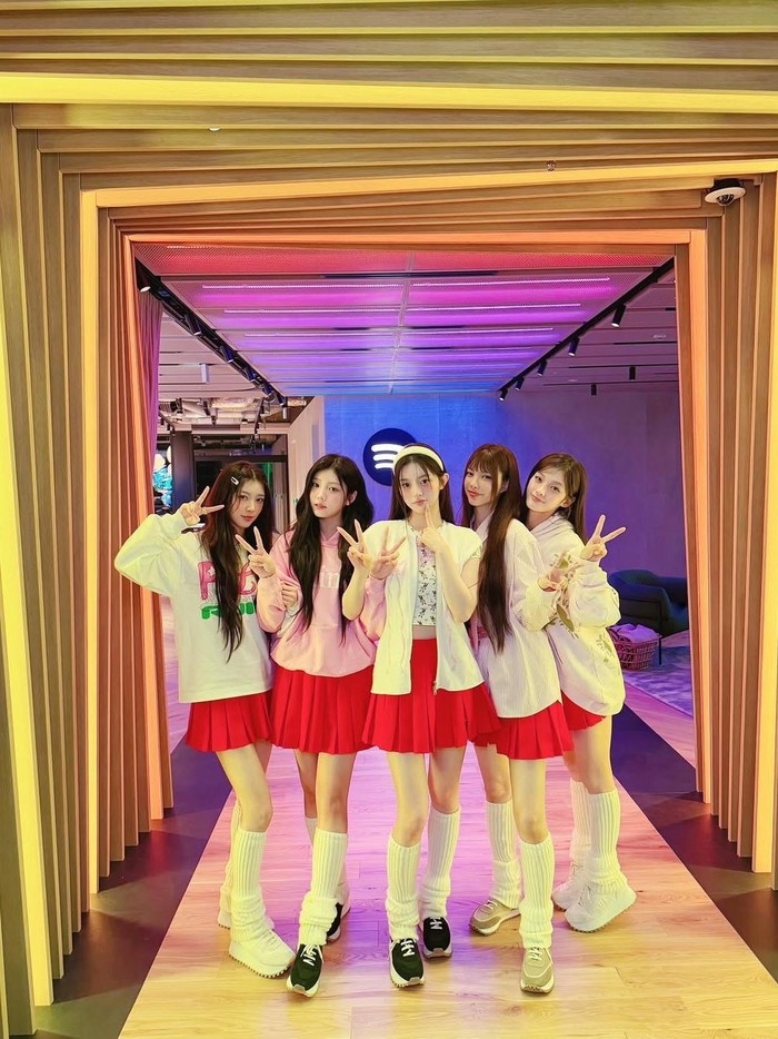 ILLIT dikonfirmasi akan comeback pada bulan November 2025. Namun, belum diketahui detail lebih lanjut mengenai comeback terbaru mereka.